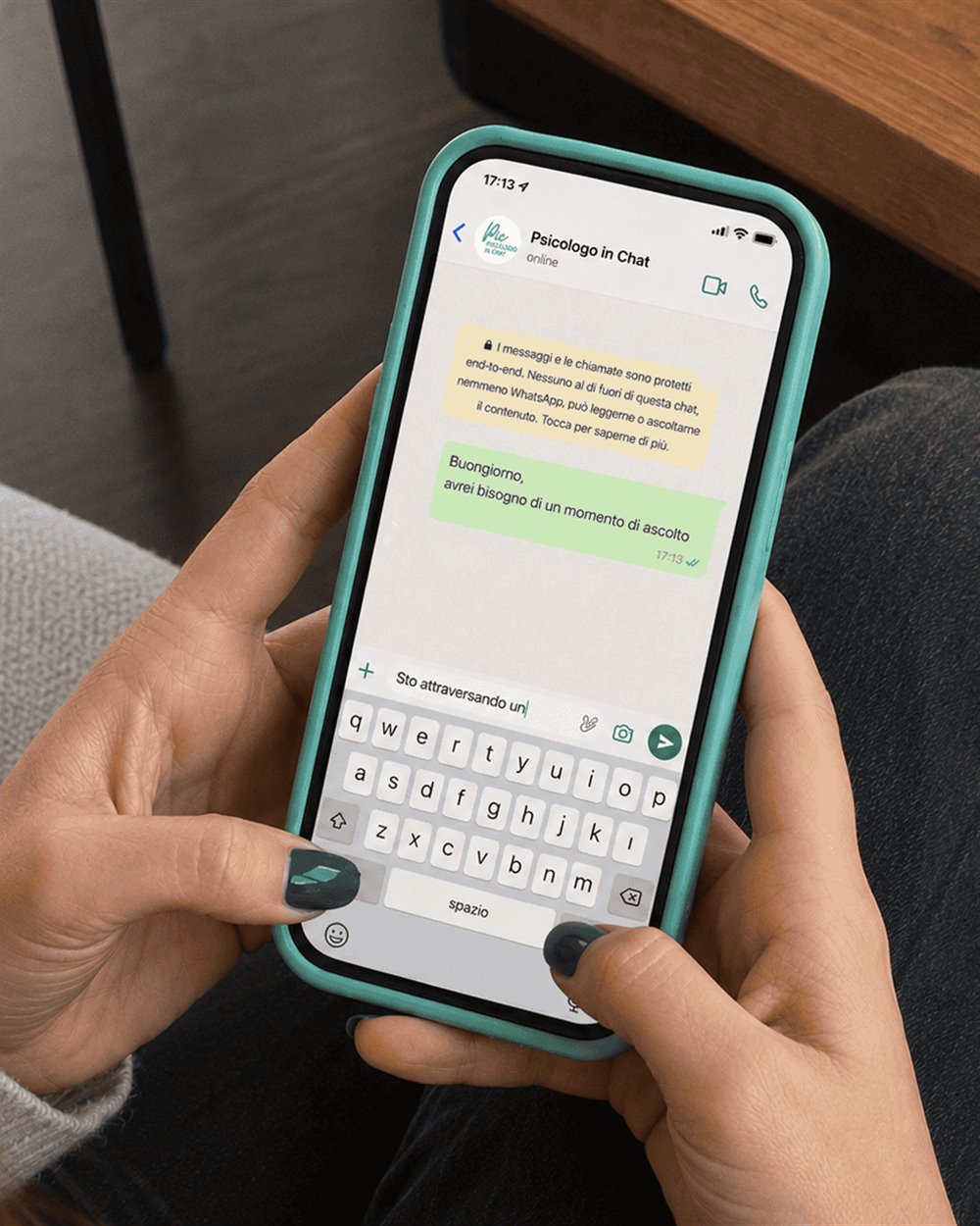 Una persona scrive al proprio psicologo su WhatsApp dal telefono